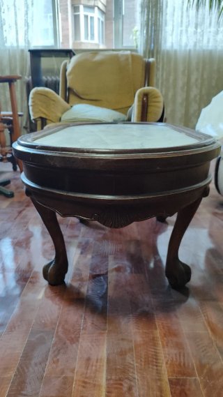 Mesa de centro ovalada de mármol y madera