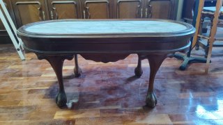 Mesa de centro ovalada de mármol y madera