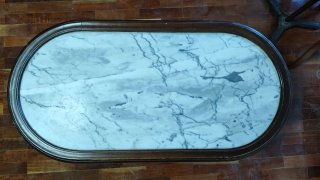 Mesa de centro ovalada de mármol y madera
