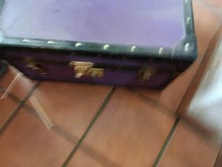 Baúl morado y negro con cierres metálicos