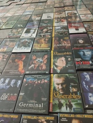 Se vende todo el lote más de 400 película DVD