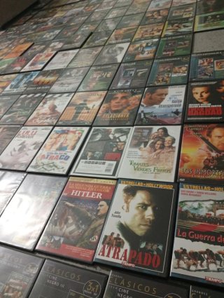 Se vende todo el lote más de 400 película DVD