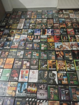 Se vende todo el lote más de 400 película DVD