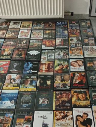 Se vende todo el lote más de 400 película DVD