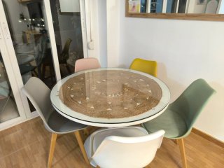 Mesa redonda IKEA DOCKSTA cristal y tapete