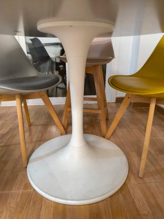 Mesa redonda IKEA DOCKSTA cristal y tapete