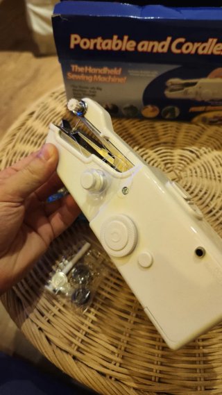 Máquina de coser portátil y sin cables