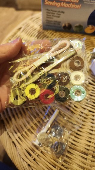 Máquina de coser portátil y sin cables