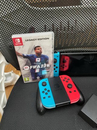 Nintendo Switch V2 + FIFA 23 + Joy-Con