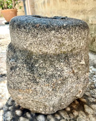 Basamento de quicio antiguo de granito para portón