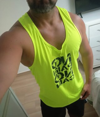 Camiseta tirantes gym fosforito