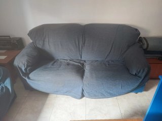 Sofá de tela azul y gris