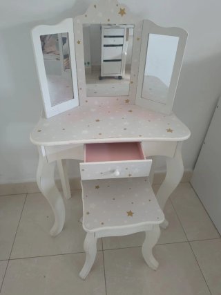 Tocador infantil con espejo y taburete