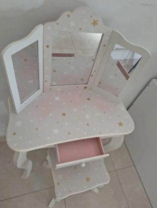 Tocador infantil con espejo y taburete