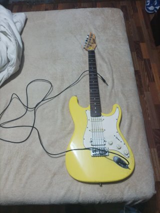 Guitarra Eléctrica Amarilla