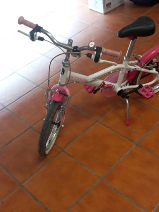 Bicicleta infantil rosa y blanca