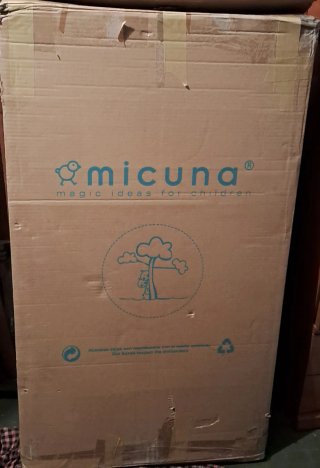 Cuna de madera y cambiador blancos