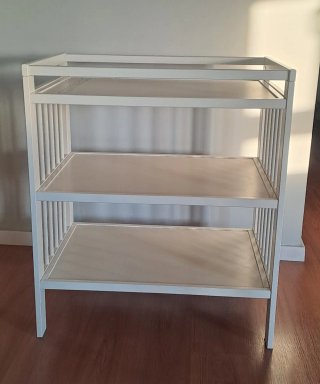 Cuna de madera y cambiador blancos