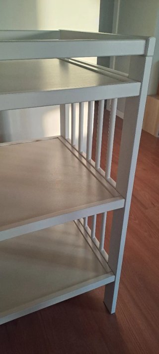 Cuna de madera y cambiador blancos