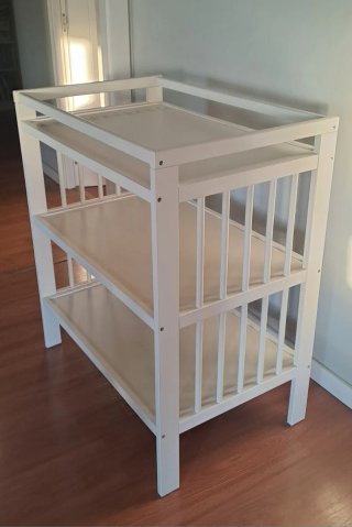 Cuna de madera y cambiador blancos