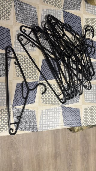 Lote perchas negras de plástico