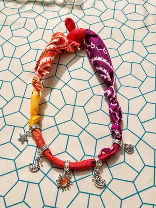 Collar boho multicolor con dijes