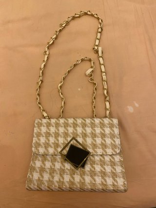 Bolso de mano beige y dorado sin usar