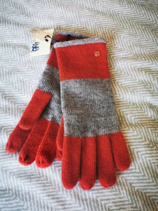 Guantes de invierno grises y color teja.