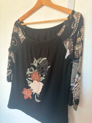Blusa negra con estampado floral