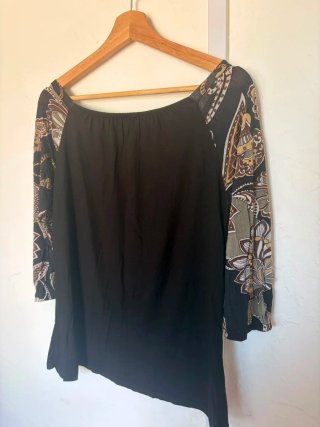Blusa negra con estampado floral