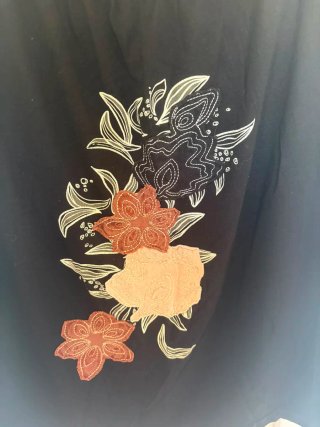 Blusa negra con estampado floral