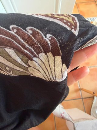Blusa negra con estampado floral