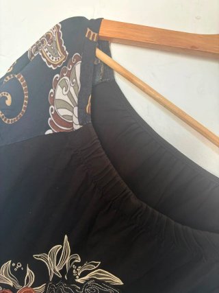 Blusa negra con estampado floral