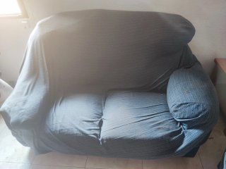 Sofá de tela azul y gris