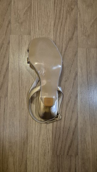 Sandalias doradas tacón fino