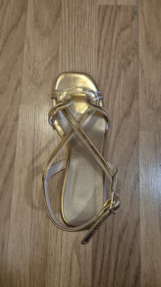 Sandalias doradas tacón fino