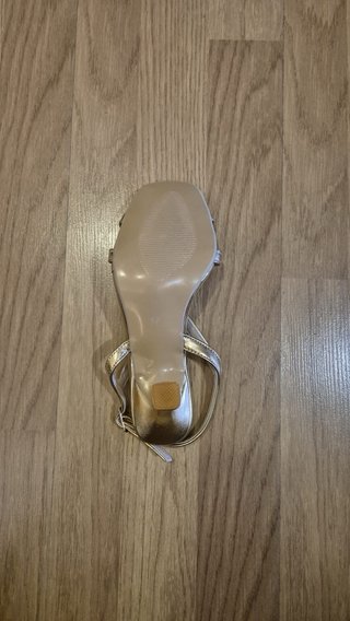 Sandalias doradas tacón fino