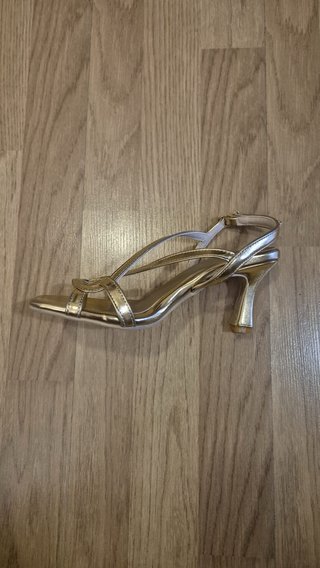 Sandalias doradas tacón fino