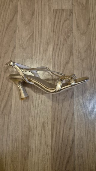 Sandalias doradas tacón fino
