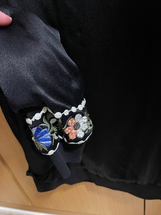Chaqueta Zara bordada floral negra satinada