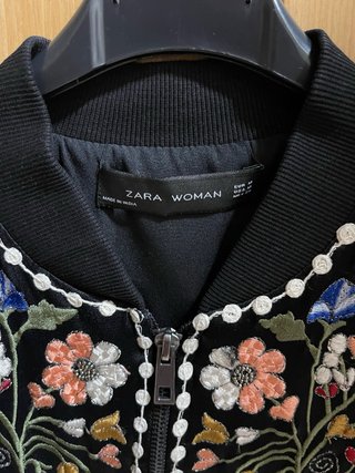 Chaqueta Zara bordada floral negra satinada