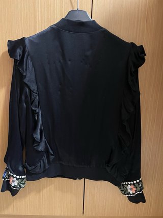 Chaqueta Zara bordada floral negra satinada