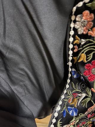 Chaqueta Zara bordada floral negra satinada