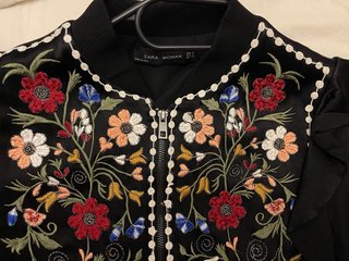 Chaqueta Zara bordada floral negra satinada