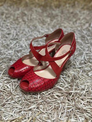 Tacones de baile rojos con tiras
