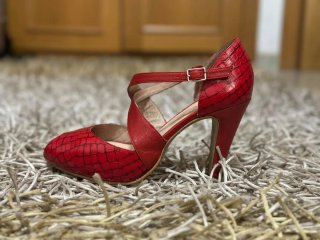 Tacones de baile rojos con tiras