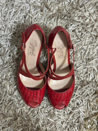 Tacones de baile rojos con tiras