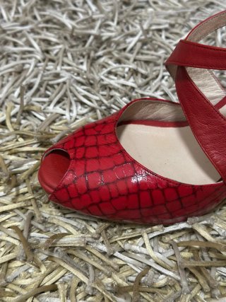Tacones de baile rojos con tiras