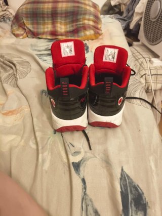 Zapatillas Jordan Negras y Rojas
