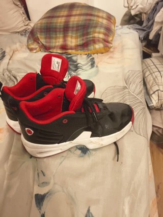 Zapatillas Jordan Negras y Rojas